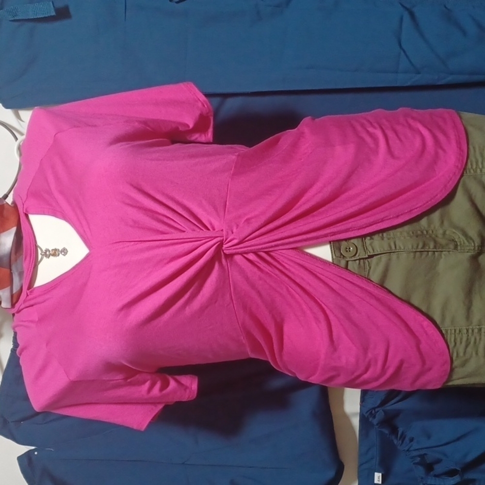 TWENTY TEN WOMENS TOP SIZE L IN A BEAUTIFUL PINK RAYON AND SPANDEX BLEND